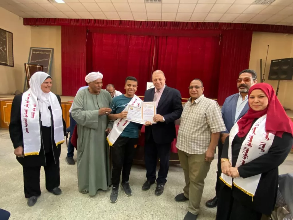 تعليم قنا يكرم الطالب أحمد توفيق لابتكاره روبوتاً لخدمة كبار السن 21 - جريدة المساء