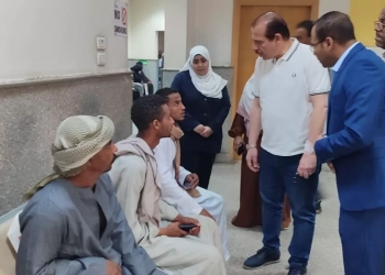 نائب وزير الصحة تفقد عددا من المنشآت الطبية بأسوان وقرر صرف مكافآت للفرق الطبية المتميزة وتوقيع جزاءات على المقصرين 35 - جريدة المساء
