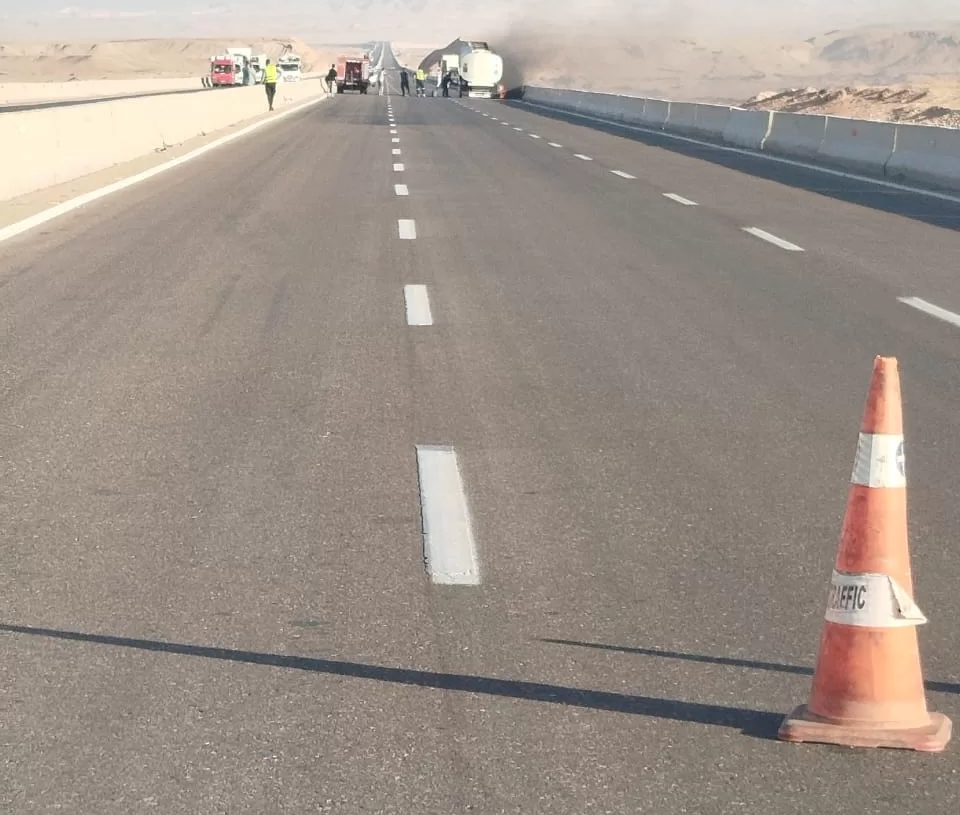 السيطرة على حريق بسيارة نقل مواد بترولية بطريق الزعفرانة 19 - جريدة المساء