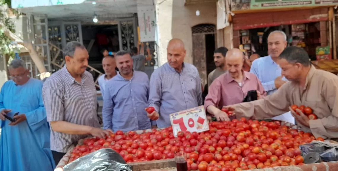 السكرتير العام المساعد ببني سويف يتفقد سوق اليوم الواحد بمدينة الفشن 15 - جريدة المساء