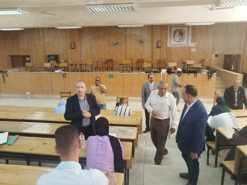 بدء امتحانات الفصل الدراسي الثاني بكلية الحقوق بجامعة جنوب الوادي 37 - جريدة المساء