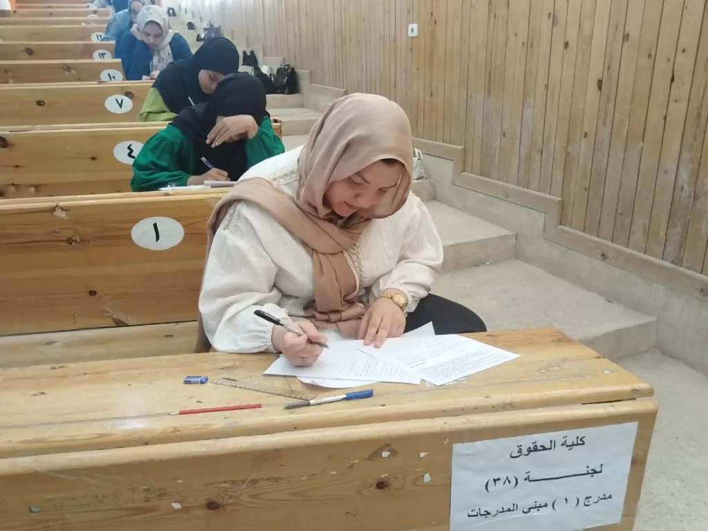 بدء امتحانات الفصل الدراسي الثاني بكلية الحقوق بجامعة جنوب الوادي 27 - جريدة المساء