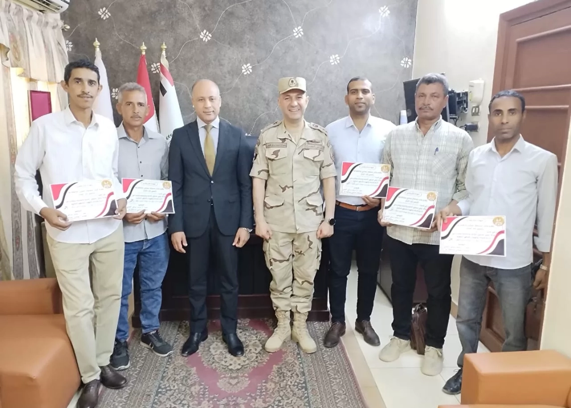 المستشار العسكري يُكرم عددا من العاملين بمديرية التموين بقنا تقديرا لجهودهم 19 - جريدة المساء