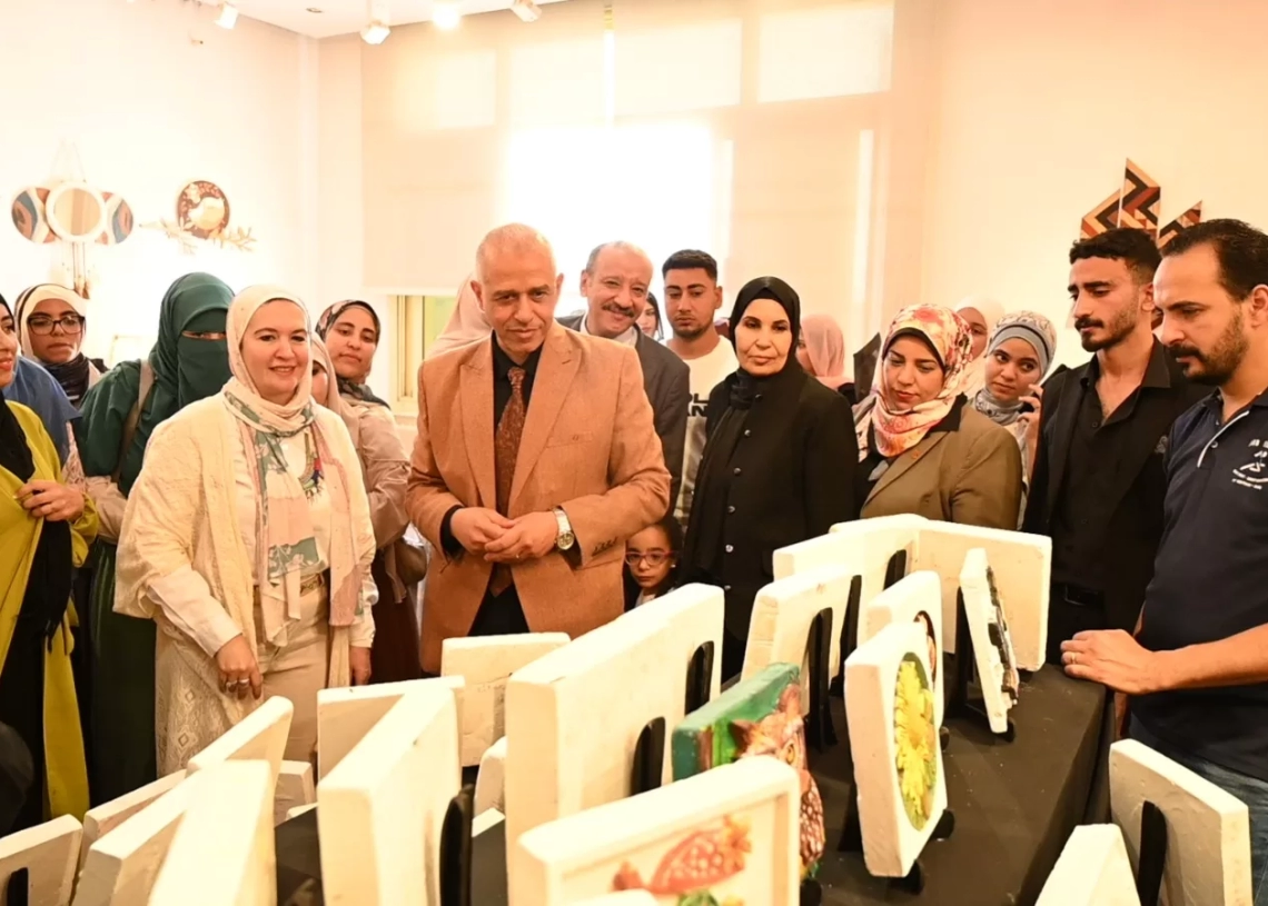 بأنامل مبدعة وأخشاب ناطقة.. افتتاح معرض "فنون نفعية" بكلية التربية النوعية بجامعة الفيوم 19 - جريدة المساء