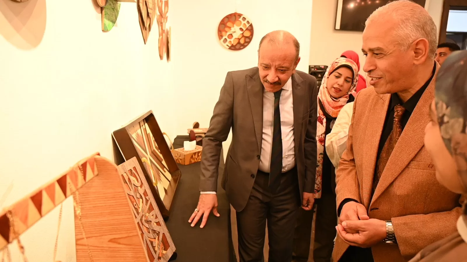 بأنامل مبدعة وأخشاب ناطقة.. افتتاح معرض "فنون نفعية" بكلية التربية النوعية بجامعة الفيوم 23 - جريدة المساء