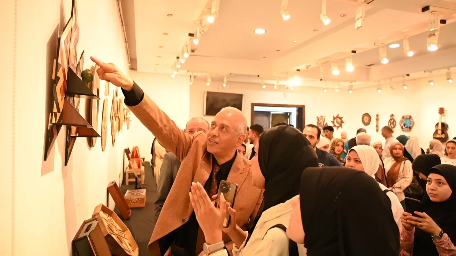 بأنامل مبدعة وأخشاب ناطقة.. افتتاح معرض "فنون نفعية" بكلية التربية النوعية بجامعة الفيوم 25 - جريدة المساء