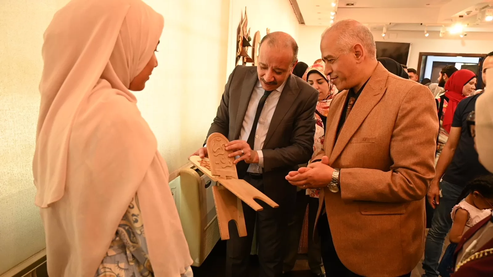 بأنامل مبدعة وأخشاب ناطقة.. افتتاح معرض "فنون نفعية" بكلية التربية النوعية بجامعة الفيوم 27 - جريدة المساء