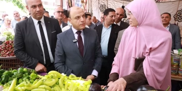 محافظ كفرالشيخ يفتتح سوق «اليوم الواحد» للسلع الغذائية والاستهلاكية ببيلا 1 - جريدة المساء