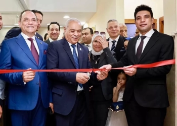 رئيس هيئة النيابة الإدارية يُهدي درع الهيئة لنائب محافظ سوهاج خلال افتتاح مقر جديد بساقلتة 20 - جريدة المساء