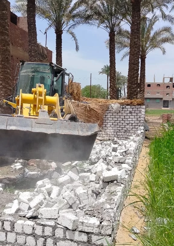 إزالة ٢١ حالة تعد بالبناء المخالف علي الأراضي الزراعية ب قري الجيزة 19 - جريدة المساء
