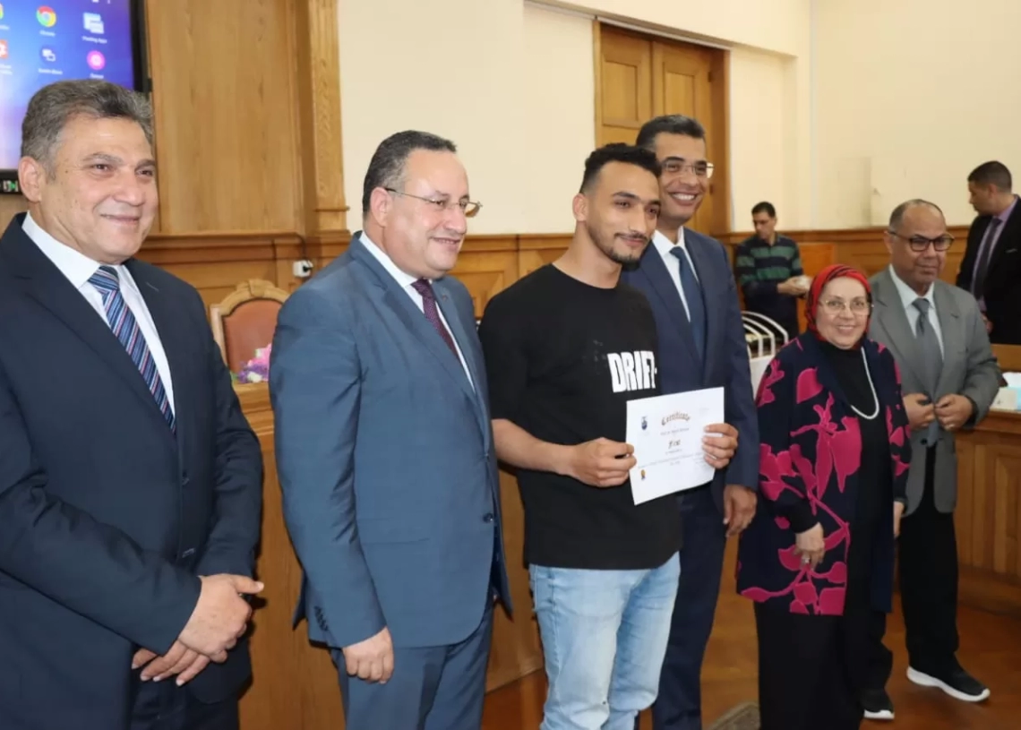 رئيس جامعة الإسكندرية يشهد احتفالية تكريم الطلاب الفائزين بجائزة الراحل الدكتور منير قنصوة 17 - جريدة المساء