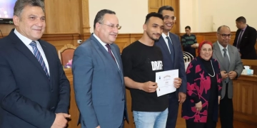 رئيس جامعة الإسكندرية يشهد احتفالية تكريم الطلاب الفائزين بجائزة الراحل الدكتور منير قنصوة 1 - جريدة المساء