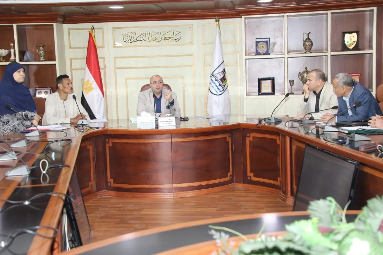 محافظ بني سويف يناقش شكاوى ومطالب بعض القرى في قطاع الصرف الصحي 21 - جريدة المساء