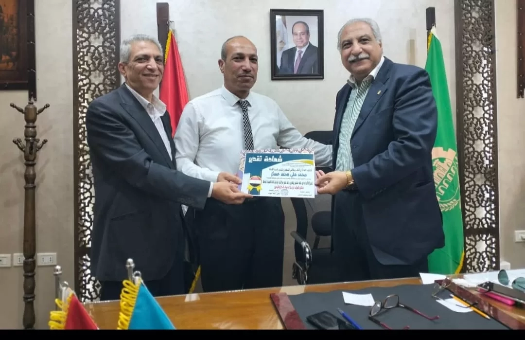 تكريم مدير التعليم التجاري بالقليوبية..تقديرا لتعاونه المثمر مع لجنة النظام والمراقبة 18 - جريدة المساء تكريم مدير التعليم التجاري بالقليوبية..تقديرا لتعاونه المثمر مع لجنة النظام والمراقبة 17 - جريدة المساء