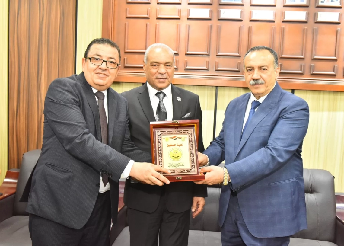 محافظ أسيوط ورئيس هيئة النيابة الإدارية في يوبيل «حقوق أسيوط» الذهبي احتفاءً بنصف قرن من العدالة والعلم 18 - جريدة المساء