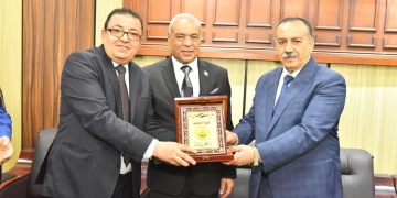 محافظ أسيوط ورئيس هيئة النيابة الإدارية في يوبيل «حقوق أسيوط» الذهبي احتفاءً بنصف قرن من العدالة والعلم 1 - جريدة المساء