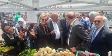 سفيرة الاتحاد الأوروبي تتفقد السوق الأسبوعي للغرفة التجارية بالإسكندرية 1 - جريدة المساء