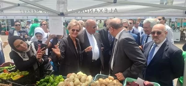 سفيرة الاتحاد الأوروبي تتفقد السوق الأسبوعي للغرفة التجارية بالإسكندرية 16 - جريدة المساء