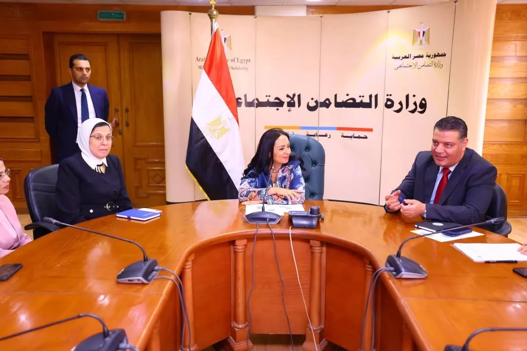 محافظ المنيا يشارك حجاج الجمعيات فرحتهم بتسلم جوازات السفر إلى الأراضي المقدسة 19 - جريدة المساء