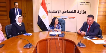 محافظ المنيا يشارك حجاج الجمعيات فرحتهم بتسلم جوازات السفر إلى الأراضي المقدسة 1 - جريدة المساء