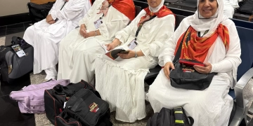 انطلاق أولى رحلات طيران الحج السياحى..وتضم 334 حاجا .. . شريف فتحى : حريصون على تسهيل إجراءات السفر والإقامة لضيوف الرحمن 1 - جريدة المساء