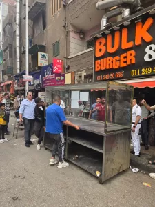 غلق وتشميع مطعم برجر يُدار بدون ترخيص بفيصل (صور) 43 - جريدة المساء