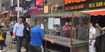 غلق وتشميع مطعم برجر يُدار بدون ترخيص بفيصل (صور) 1 - جريدة المساء