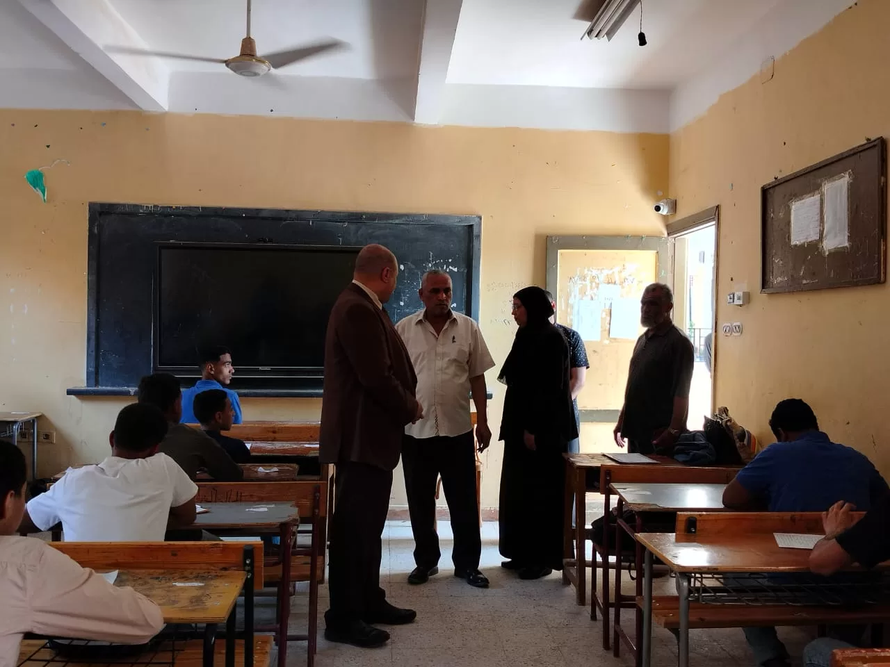 وكيل تعليم قنا يتابع امتحانات الصفين الأول والثاني الثانوي بمدرسة قفط الثانوية المشتركة 25 - جريدة المساء