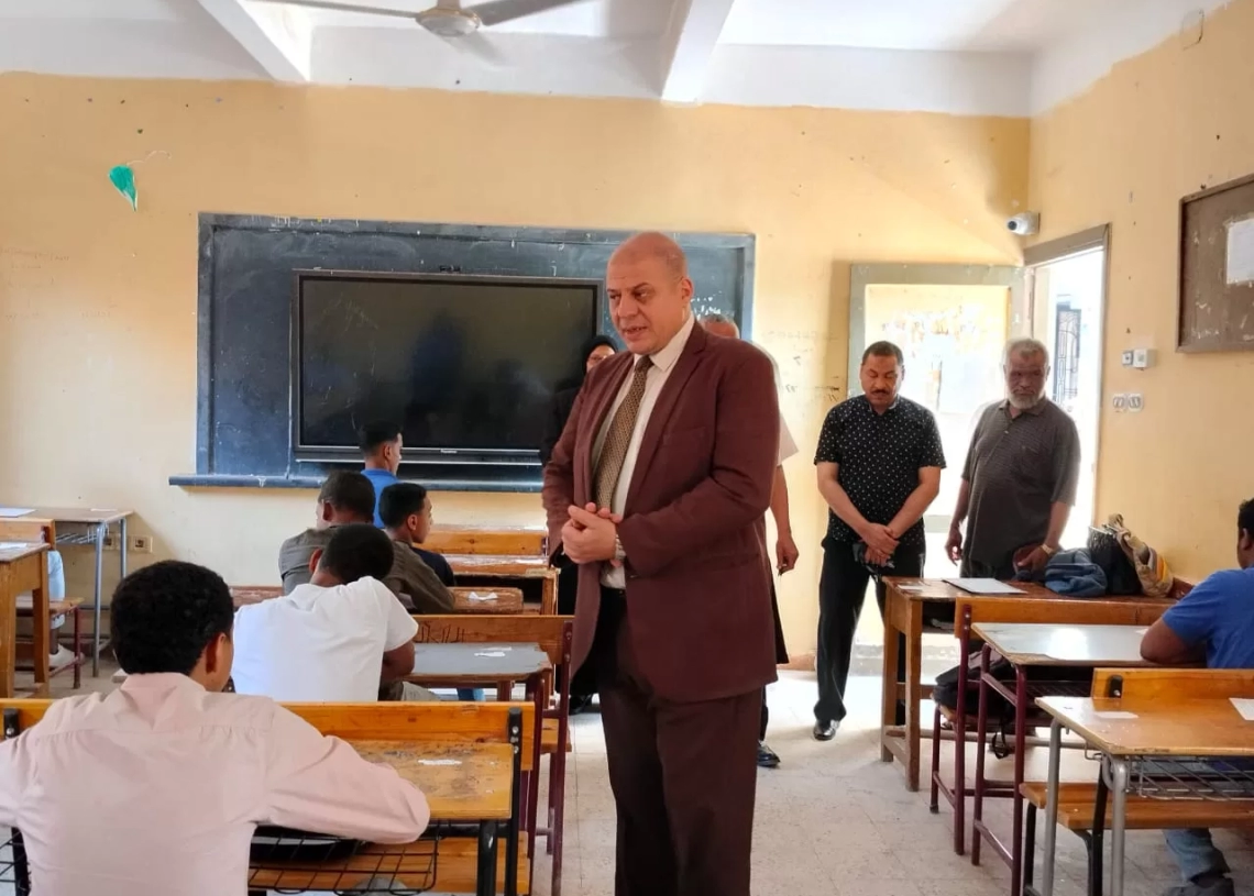 وكيل تعليم قنا يتابع امتحانات الصفين الأول والثاني الثانوي بمدرسة قفط الثانوية المشتركة 19 - جريدة المساء