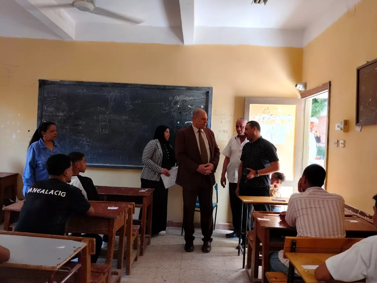 وكيل تعليم قنا يتابع امتحانات الصفين الأول والثاني الثانوي بمدرسة قفط الثانوية المشتركة 23 - جريدة المساء