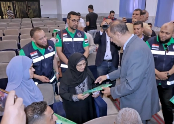 محافظ سوهاج يسلم تأشيرات وتذاكر الحج للفائزين بقرعة حج الجمعيات الأهلية 29 - جريدة المساء