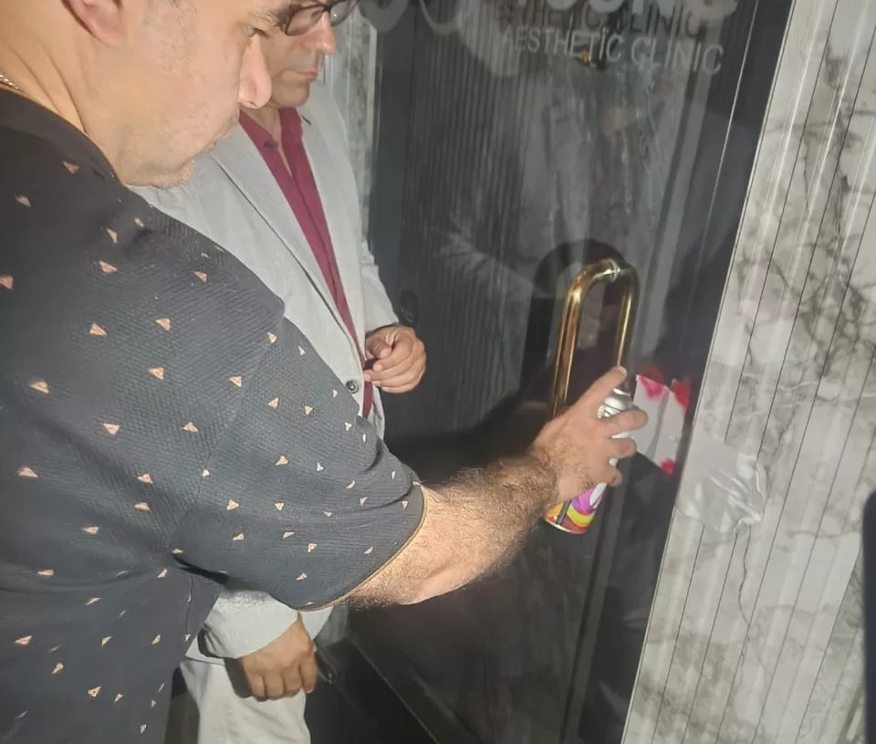 الصحة: إغلاق عيادة للتجميل وتركيب الشعر الصناعي بالعجوزة للعمل بدون ترخيص ويديرها منتحل صفة طبيب 19 - جريدة المساء