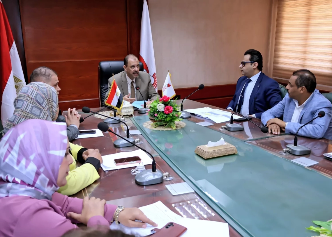 محافظ سوهاج يعقد اجتماعا لبحث عدد من الملفات بقطاع الصحة .. ويوجه بسرعة تشغيل المركز الطبي بحي الكوثر 19 - جريدة المساء