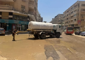 ضخ المياه بعد إصلاح كسر مفاجئ بخط منطقة "د" بهضبة الأهرام 16 - جريدة المساء