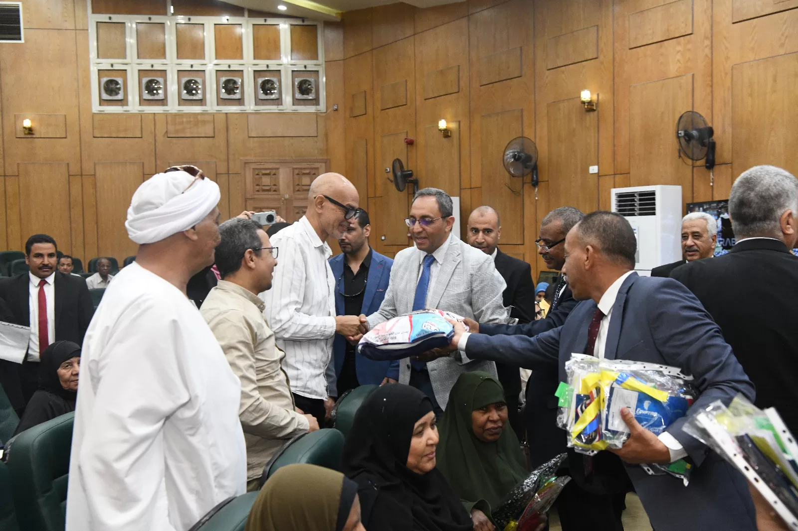 محافظ قنا يُسلم جوازات السفر لـ155 حاجا من حجاج الجمعيات الأهلية في احتفالية كبرى 33 - جريدة المساء