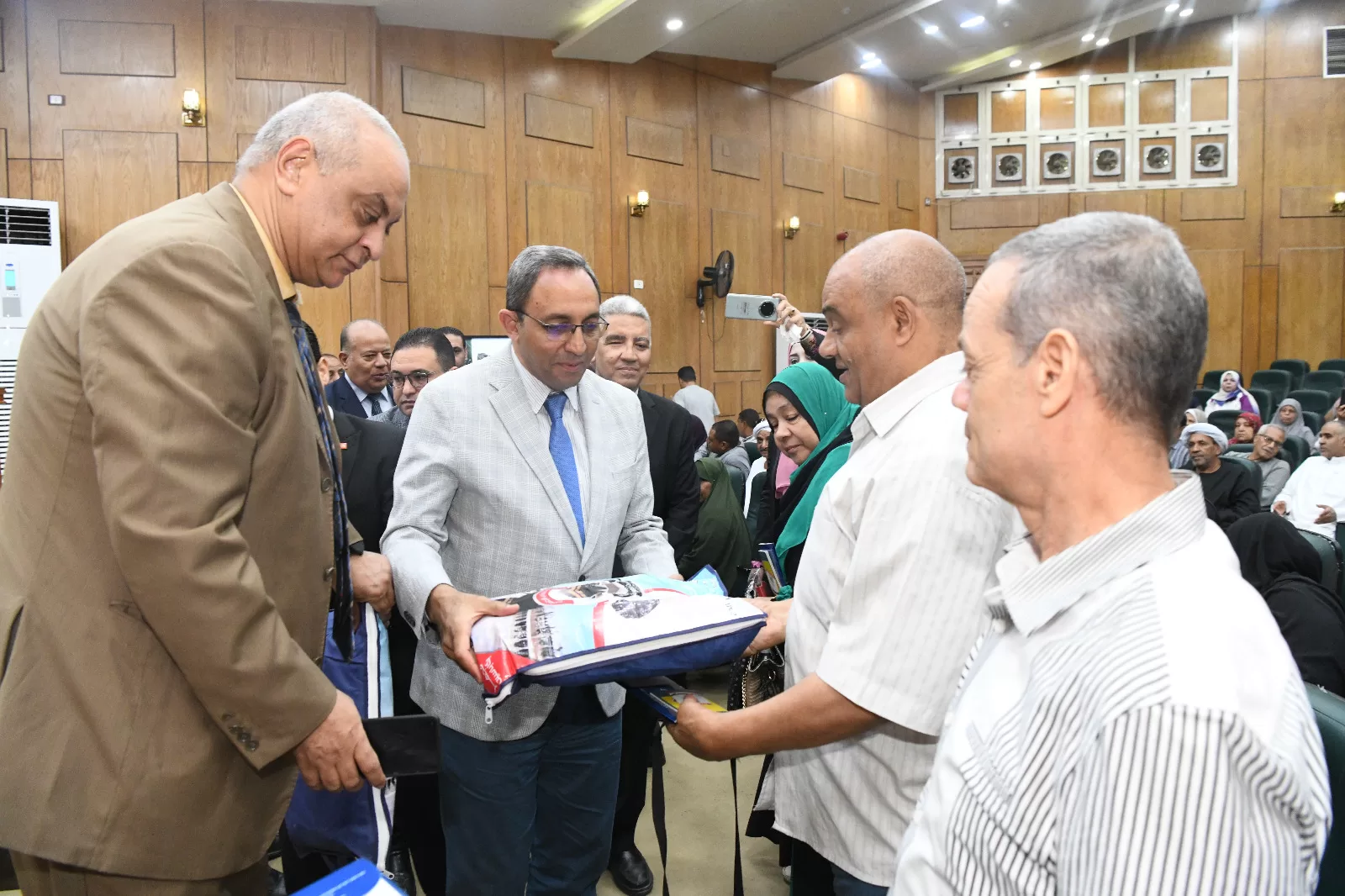 محافظ قنا يُسلم جوازات السفر لـ155 حاجا من حجاج الجمعيات الأهلية في احتفالية كبرى 29 - جريدة المساء