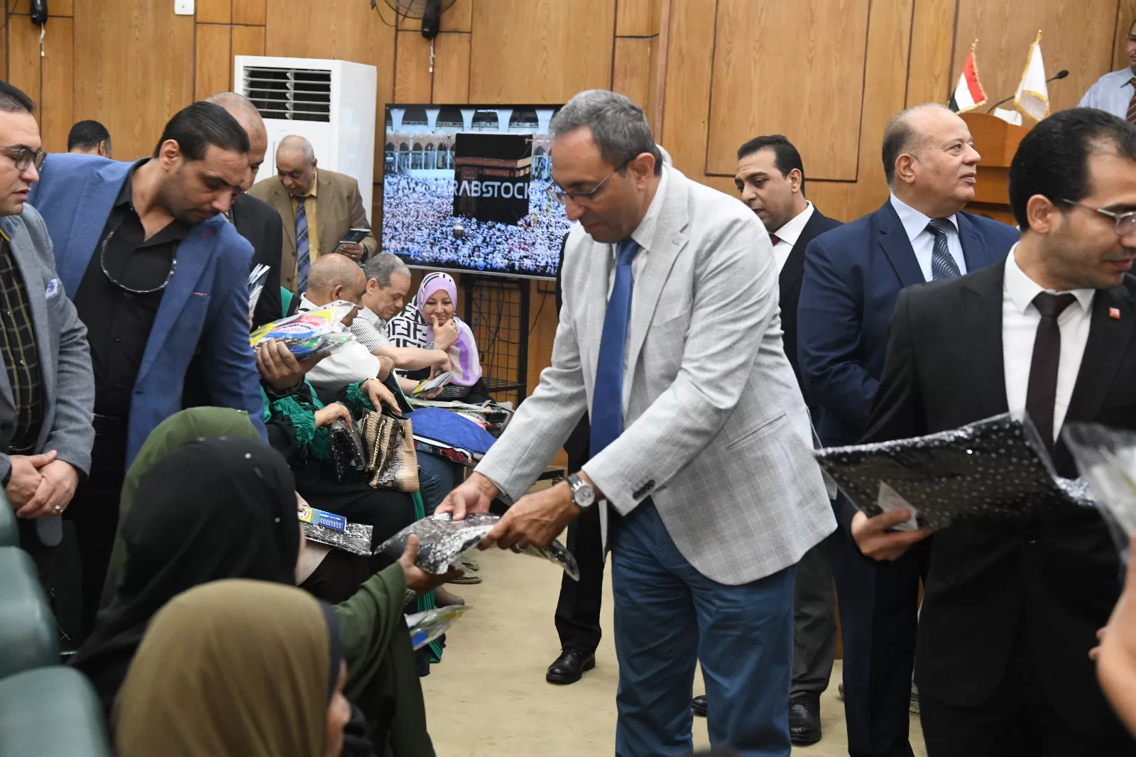 محافظ قنا يُسلم جوازات السفر لـ155 حاجا من حجاج الجمعيات الأهلية في احتفالية كبرى 31 - جريدة المساء