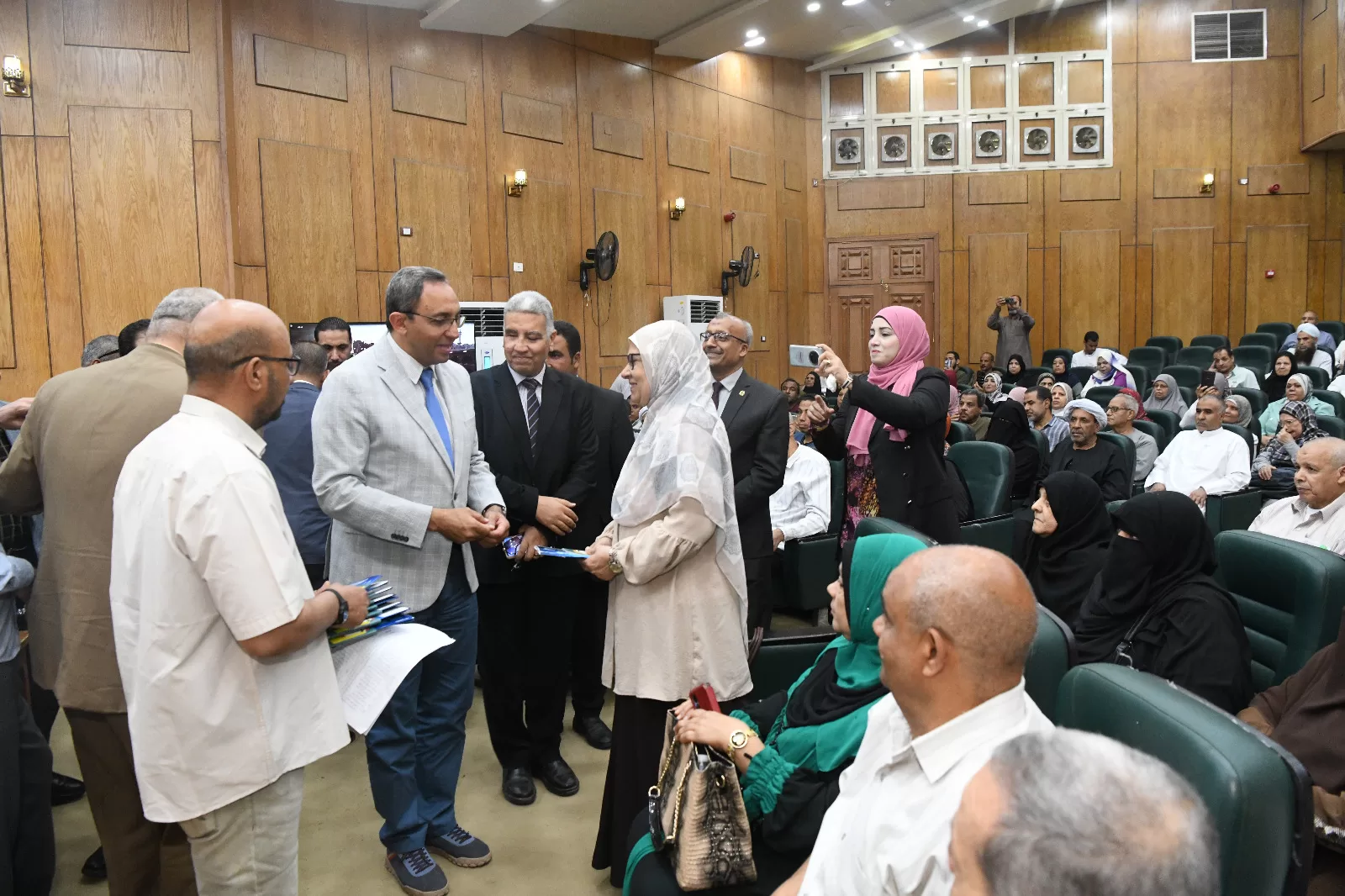 محافظ قنا يُسلم جوازات السفر لـ155 حاجا من حجاج الجمعيات الأهلية في احتفالية كبرى 35 - جريدة المساء