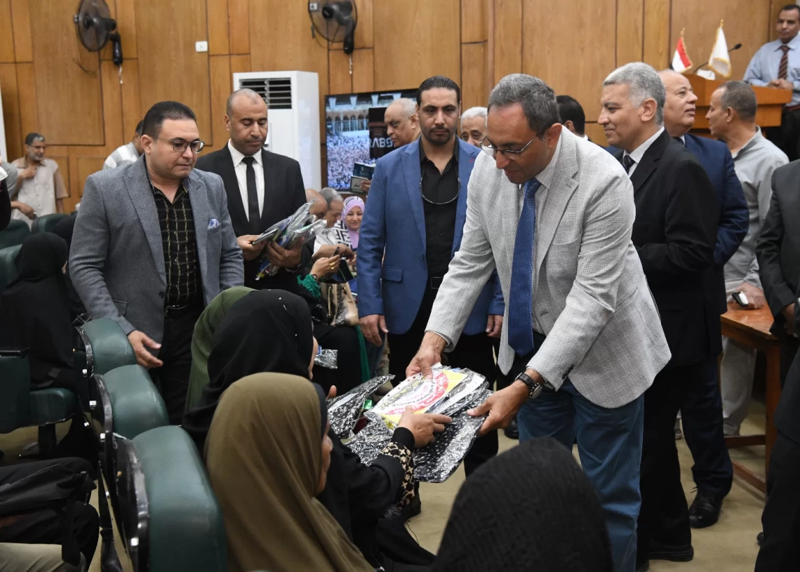 محافظ قنا يُسلم جوازات السفر لـ155 حاجا من حجاج الجمعيات الأهلية في احتفالية كبرى 19 - جريدة المساء