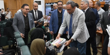 محافظ قنا يُسلم جوازات السفر لـ155 حاجا من حجاج الجمعيات الأهلية في احتفالية كبرى 1 - جريدة المساء