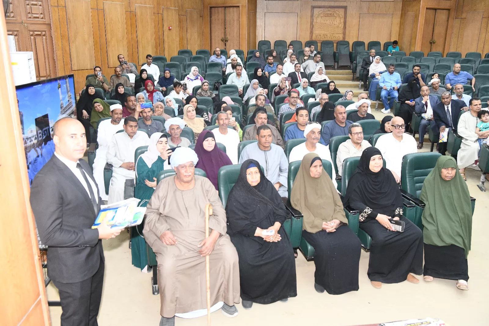 محافظ قنا يُسلم جوازات السفر لـ155 حاجا من حجاج الجمعيات الأهلية في احتفالية كبرى 23 - جريدة المساء