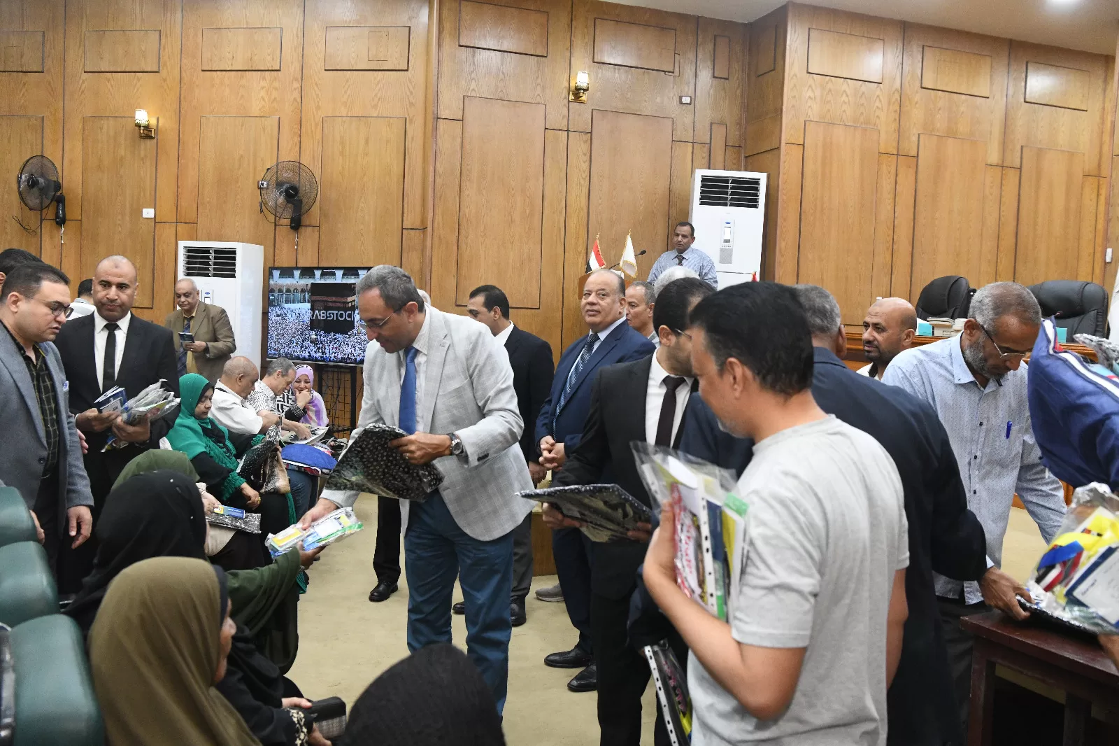 محافظ قنا يُسلم جوازات السفر لـ155 حاجا من حجاج الجمعيات الأهلية في احتفالية كبرى 25 - جريدة المساء