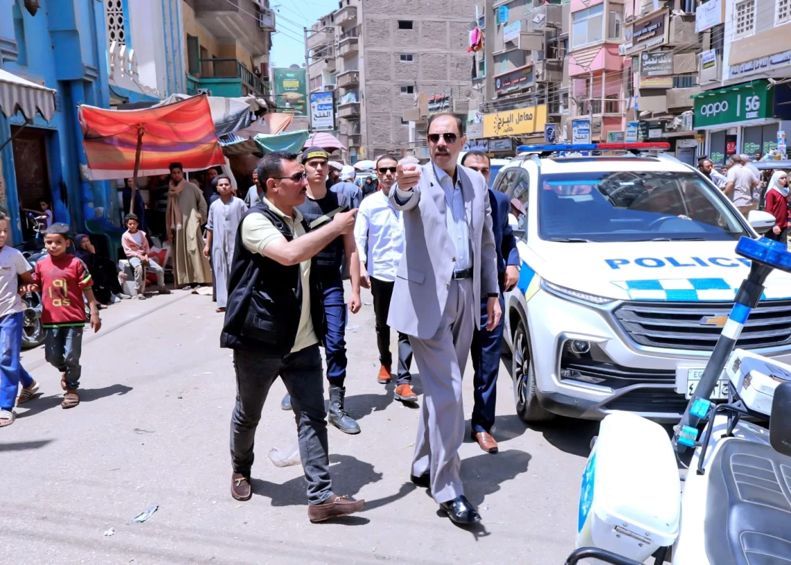 في جولة مفاجئة بجرجا.. محافظ سوهاج يمهل رئيس المدينة شهرًا لإعادة الانضباط ويعلن الحرب على الإشغالات والتوك توك والمخالفات 18 - جريدة المساء