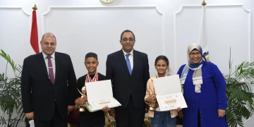 محافظ قنا يكرم الفائزين بجائزة الدولة للمبدع الصغير ويشيد بدور الأسرة والمدرسة في رعاية المواهب 1 - جريدة المساء