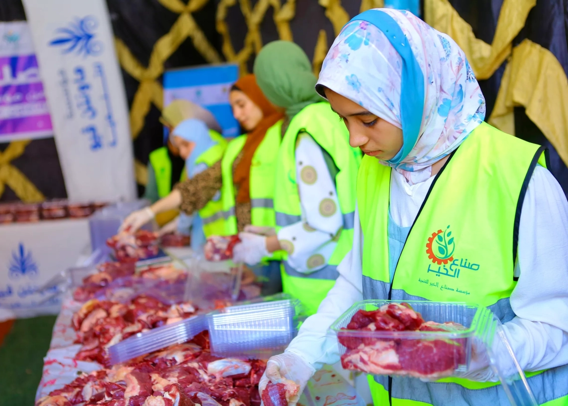 صناع الخير تعلن توزيع كرتونة مواد غذائية بجانب لحوم الأضاحي لكل مستفيد  19 - جريدة المساء