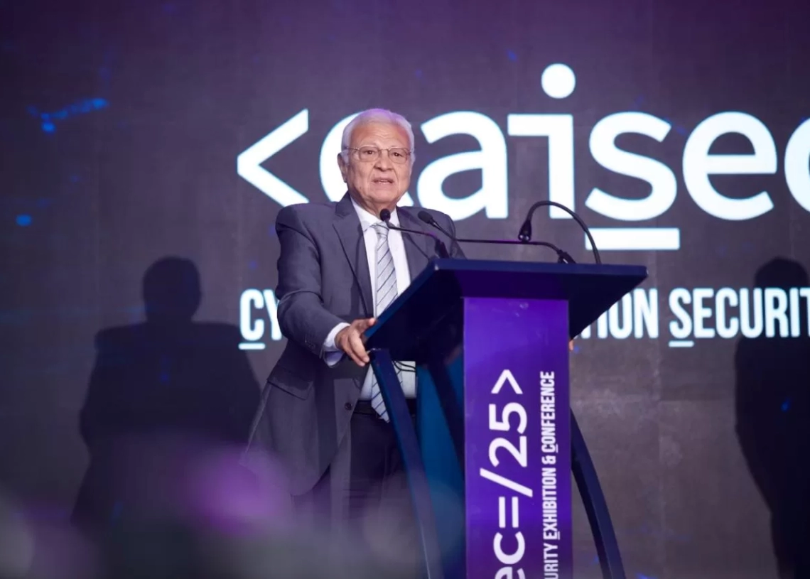 تكريم المهندس عاطف حلمي وزير الاتصالات وتكنولوجيا المعلومات الأسبق خلال فعاليات مؤتمر الامن السيبرانى 19 - جريدة المساء