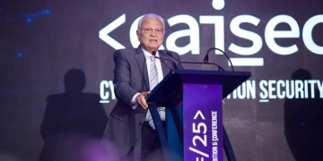 تكريم المهندس عاطف حلمي وزير الاتصالات وتكنولوجيا المعلومات الأسبق خلال فعاليات مؤتمر الامن السيبرانى 1 - جريدة المساء