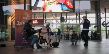 فلاش موب موسيقي في محطة روتردام احتفالا بافتتاح مهرجان الفيلم العربي 1 - جريدة المساء