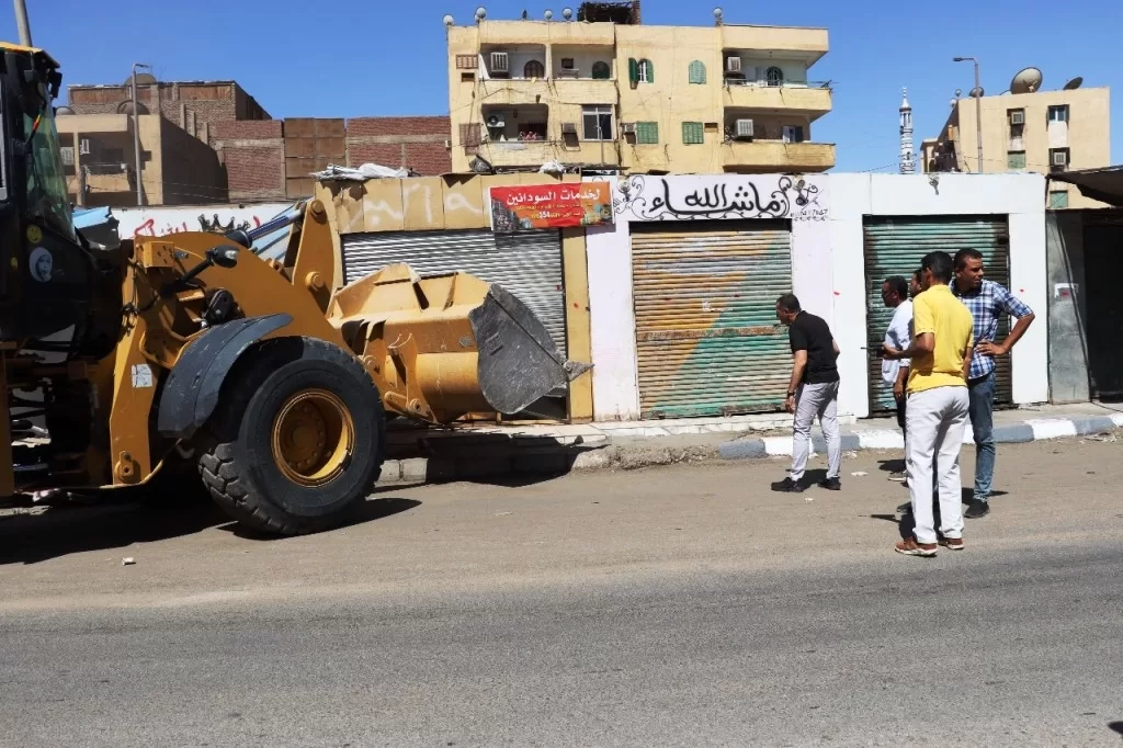 إزالة 40 كشك مخالف و200 تنده عشوائية بسور السكة الحديد بمنطقة السيل بأسوان 20 - جريدة المساء إزالة 40 كشك مخالف و200 تنده عشوائية بسور السكة الحديد بمنطقة السيل بأسوان 19 - جريدة المساء