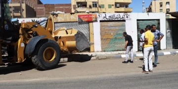 إزالة 40 كشك مخالف و200 تنده عشوائية بسور السكة الحديد بمنطقة السيل بأسوان 2 - جريدة المساء إزالة 40 كشك مخالف و200 تنده عشوائية بسور السكة الحديد بمنطقة السيل بأسوان 1 - جريدة المساء